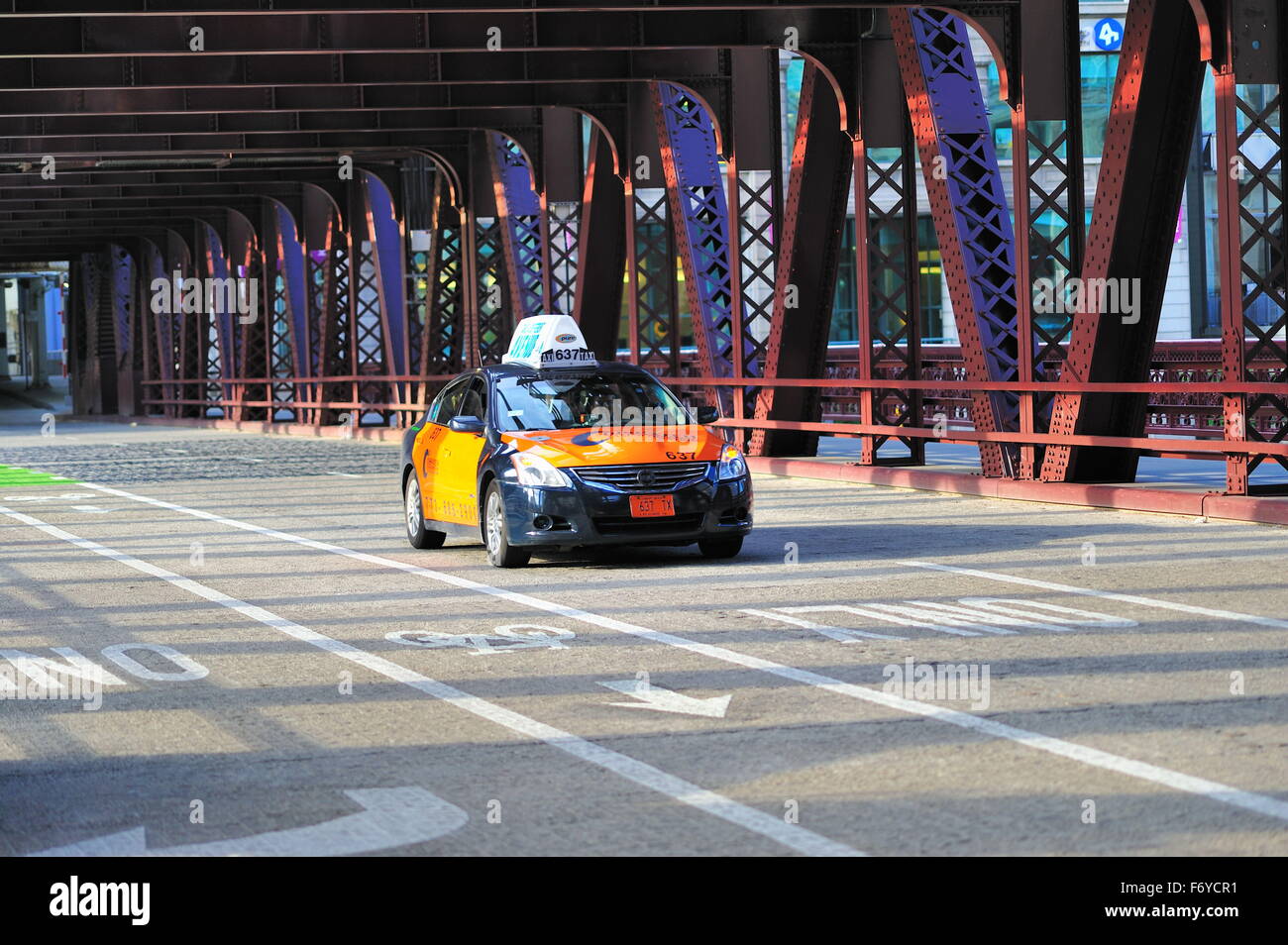 Un taxi solitario isolato su Chicago's Wells Street Bridge, uno dei molti si estende attraversando il fiume Chicago che conduce al loop. Chicago, Illinois, Stati Uniti d'America. Foto Stock