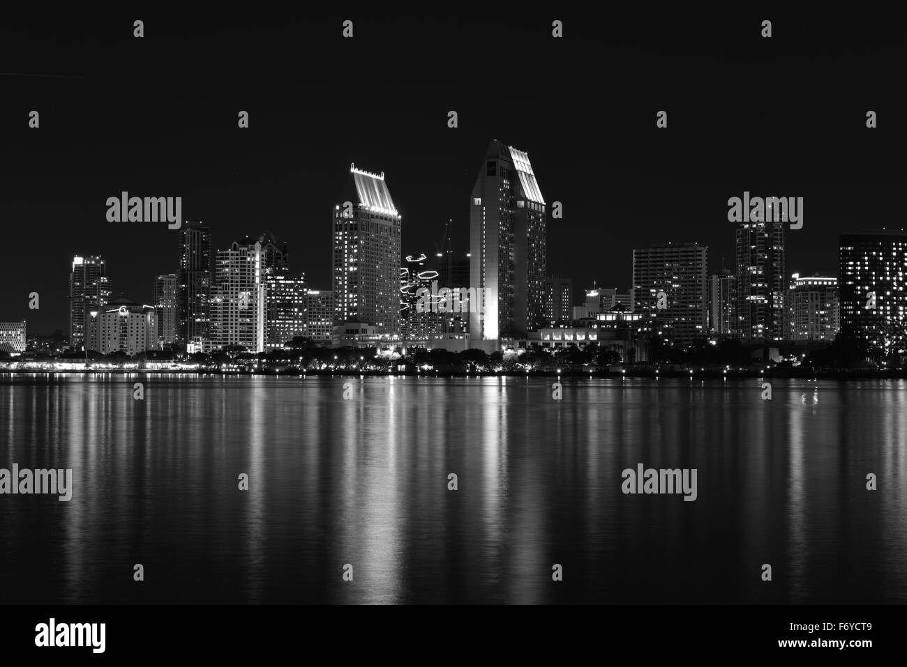 Il San Diego skyline su un chiaro gli inverni di notte. Foto Stock