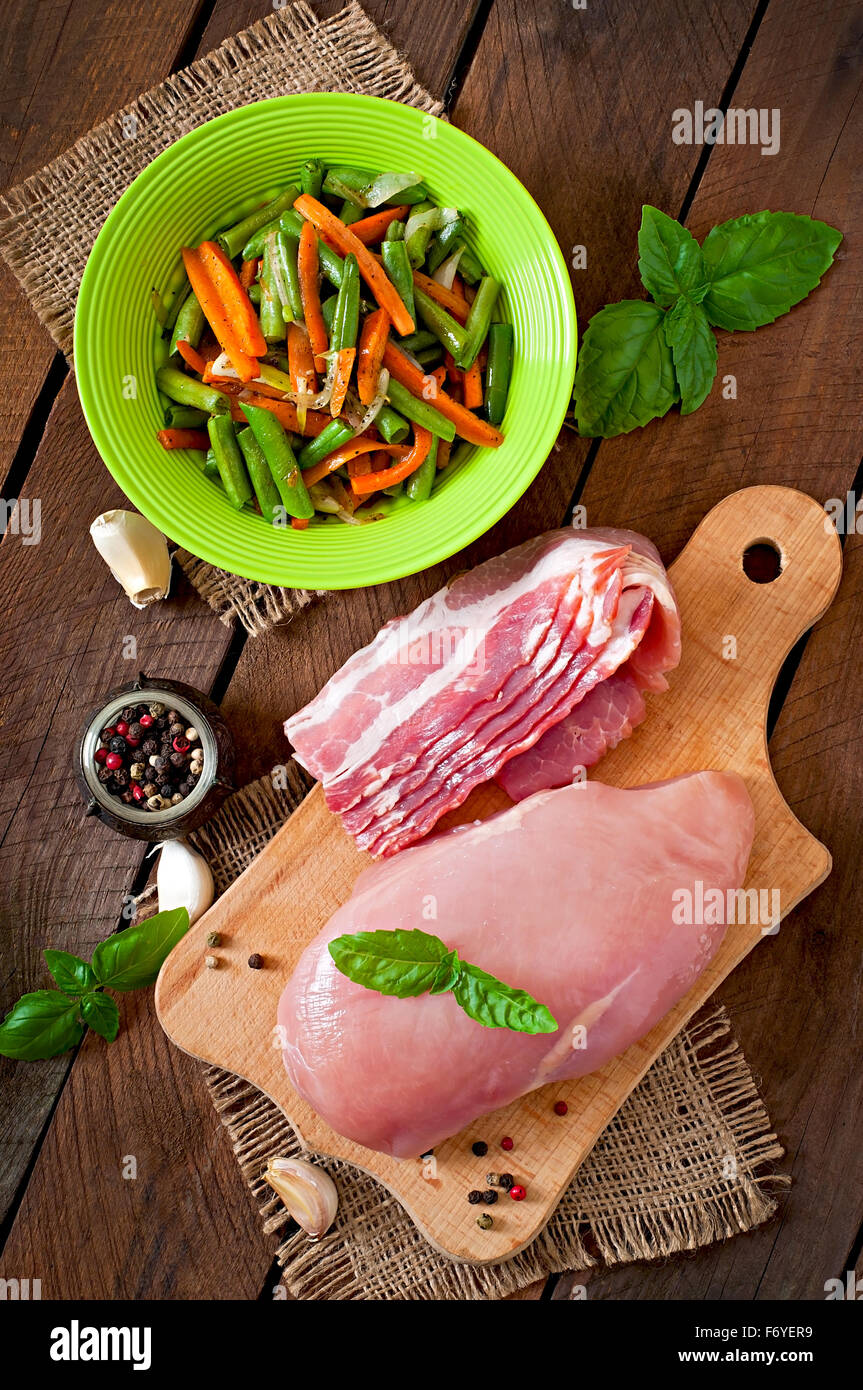 Materie prime per la cottura di verdure ripiene involtini di pollo Foto Stock