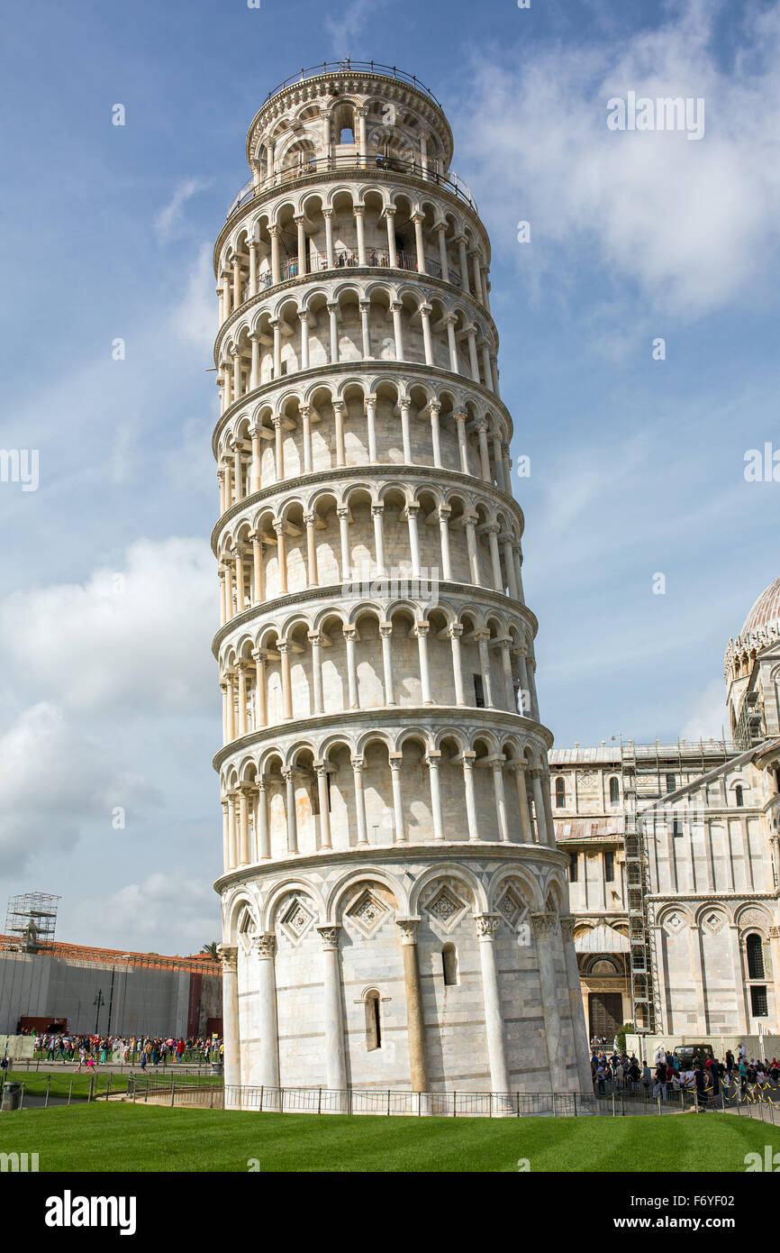 PISA, Italia - 14 agosto 2015: la famosa Piazza dei Miracoli a Pisa, Italia (XII secolo) Foto Stock