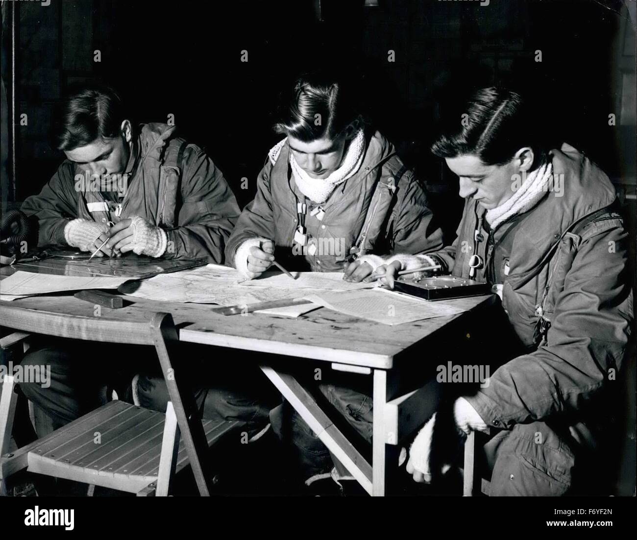 1945 - Formazione Canberra equipaggi prima di prendere un aereo, equipaggi il Canberra effettuare una dettagliata pianificazione di preflight per garantire che il piano può essere oltre il posto giusto all'altezza e tempo. © Keystone Pictures USA/ZUMAPRESS.com/Alamy Live News Foto Stock