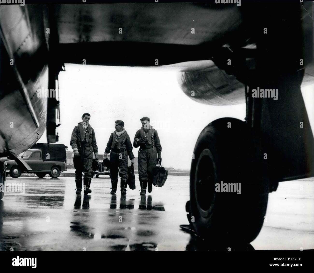 1945 - Formazione Canberra equipaggi briefing su, l'equipaggio di Canberra è trasportato verso la dispersione degli aeromobili il punto dove il loro Canberra attende per loro. © Keystone Pictures USA/ZUMAPRESS.com/Alamy Live News Foto Stock