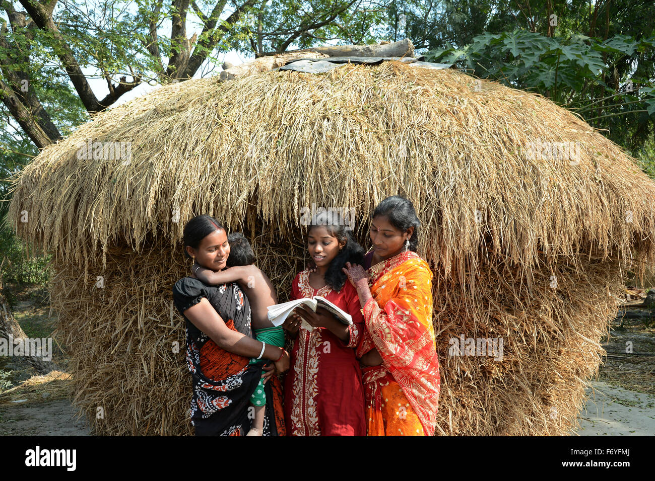 Donne Educazione in India rurale - una ragazza il suo insegnamento due zia materna nel remoto villaggio del Bengala Occidentale in India. Foto Stock