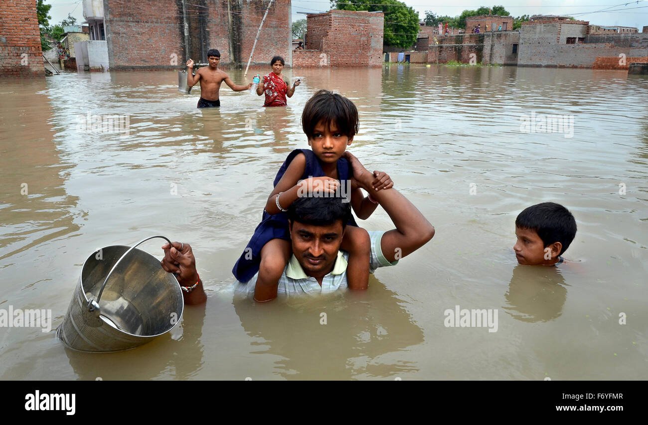La zona alluvione delle popolazioni rurali del villaggio sta lottando per l'acqua potabile. A Varanasi, India nell'anno 2013. Foto Stock
