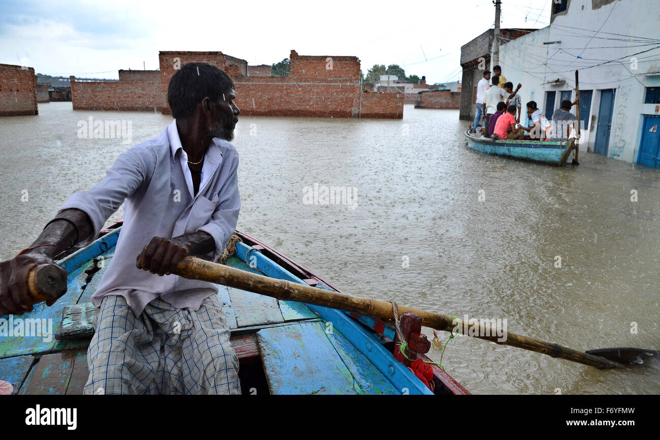 L'uomo sta galleggiando la barca nelle acque piovane di alluvione area.at il villaggio di Varanasi in India. Foto Stock