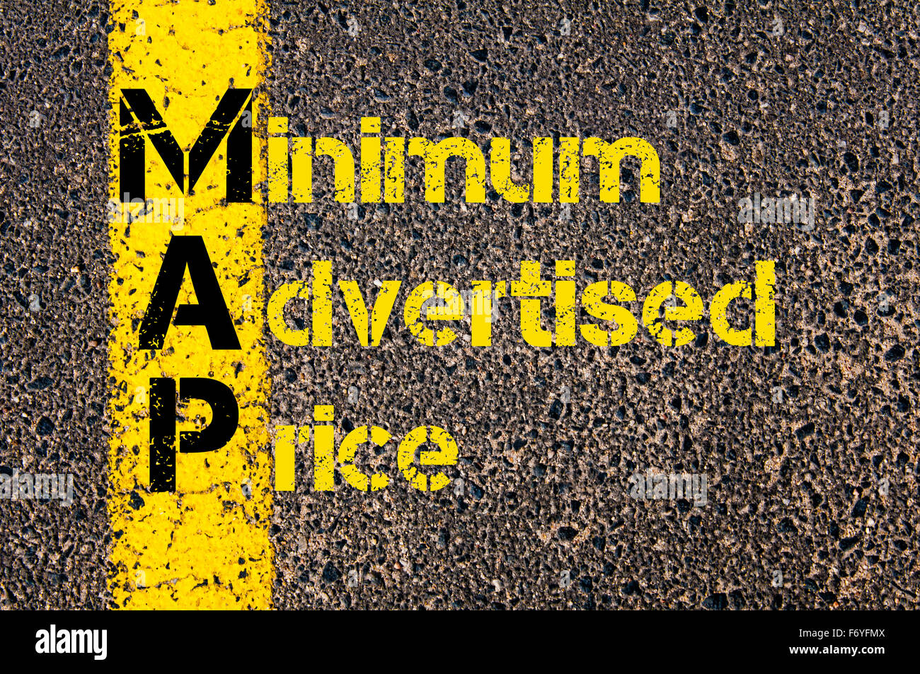 Concetto di immagine del Business acronimo mappa come minimo il prezzo pubblicizzato scritto oltre la segnaletica stradale vernice gialla linea. Foto Stock