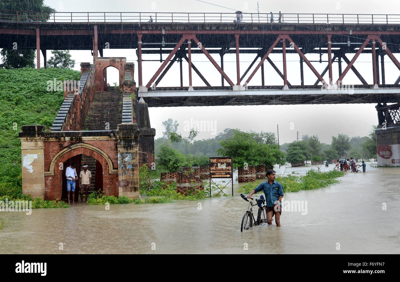 Una delle stazioni ferroviarie di Varanasi affonda nell'acqua piovana dell'area alluvionale di Varanasi nel 2013 Foto Stock