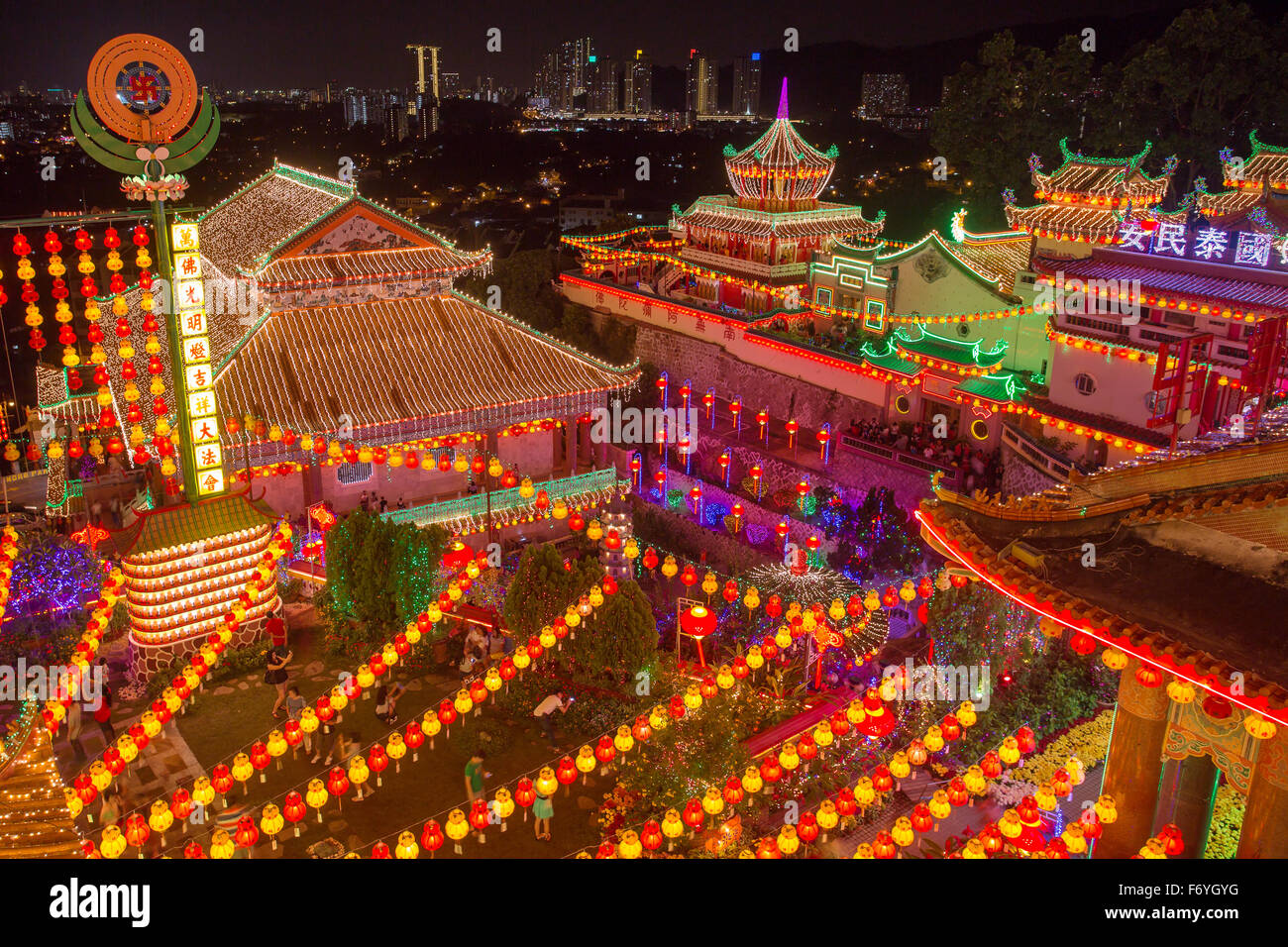 Splendidamente illuminato Tempio di Kek Lok Si in Penang durante il Nuovo Anno Cinese. Foto Stock