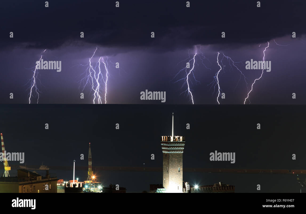 I fulmini sopra il porto di Genova in una notte di tempesta Foto Stock