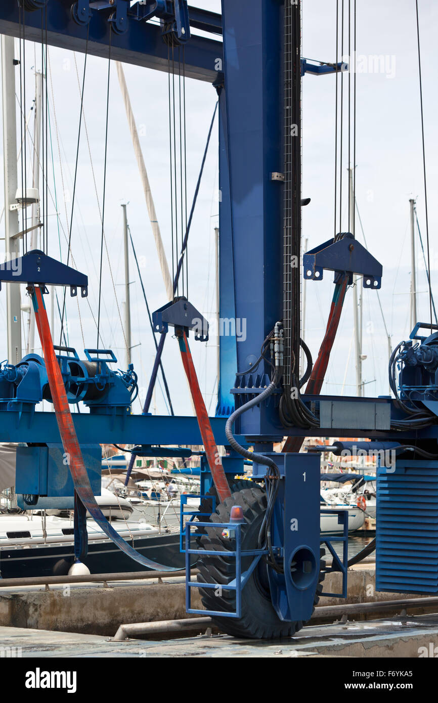 Gru grande per una manutenzione della nave in un porto turistico. Colpo verticale Foto Stock