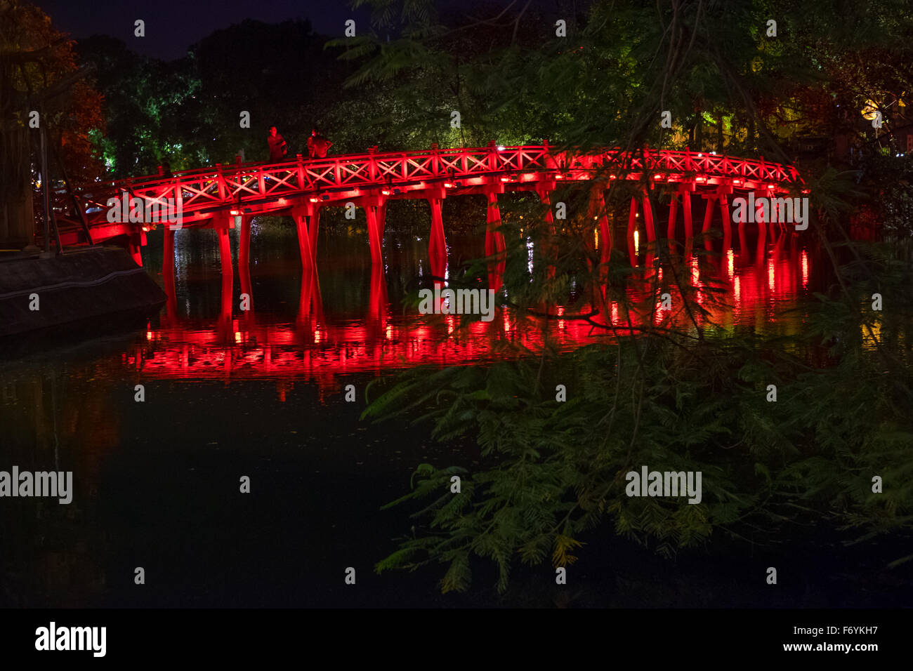 Il Huc ponte sul lago Hoan Kiem ad Hanoi, in Vietnam di notte Foto Stock