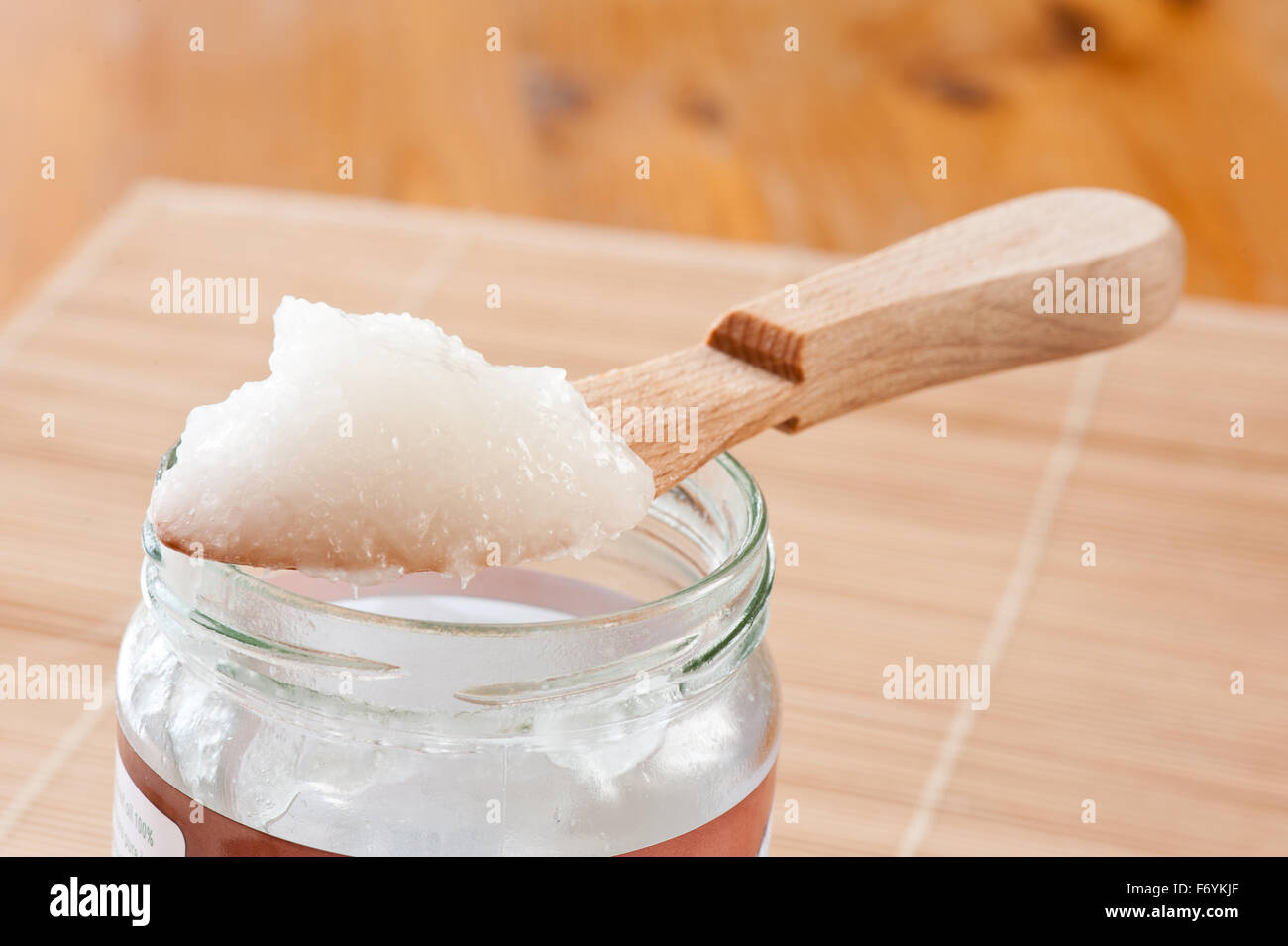 Burro di cocco chiamato olio, grasso ingrediente alimentare prodotto bianco per la frittura e la cottura, la torrefazione o spalmatura, utilizzato anche come cosmetico... Foto Stock