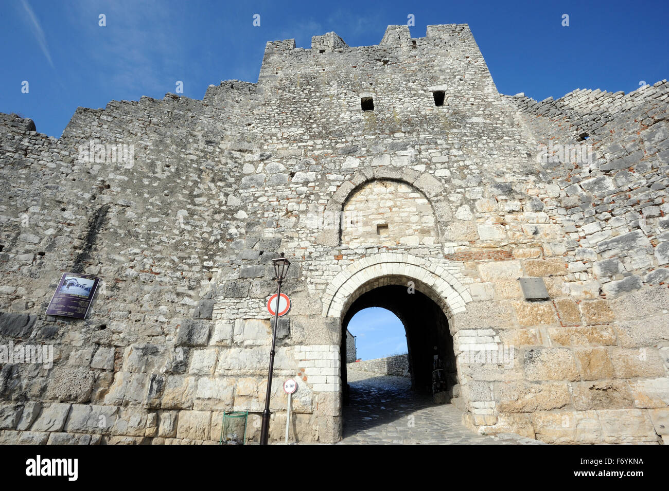 Gateway arcuate nelle pareti del XIII secolo il castello di Berat, Kalaja e Beratit. Berat Castello è un sito patrimonio dell'umanità. Foto Stock