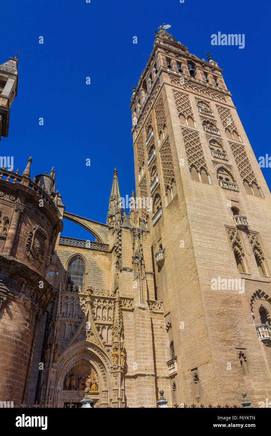 Vista della famosa Giralda di Siviglia, Spagna Foto Stock
