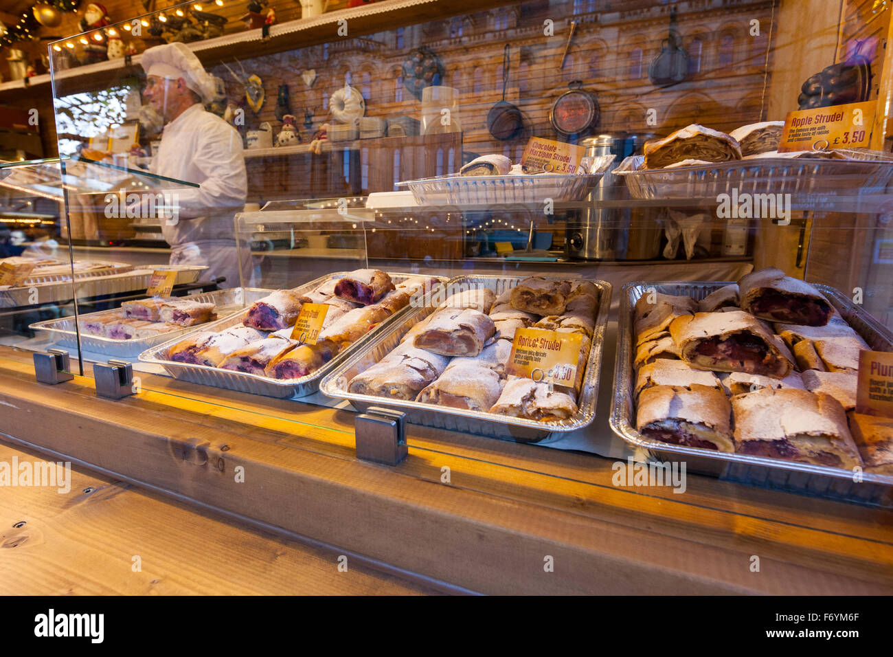 Manchester, Regno Unito. I famosi mercatini di Natale della città di Manchester mettono in mostra i prodotti dei nostri vicini europei e attirano folle dal Regno Unito e dall'Europa. Credit: David Broadbent/Alamy Live News Foto Stock