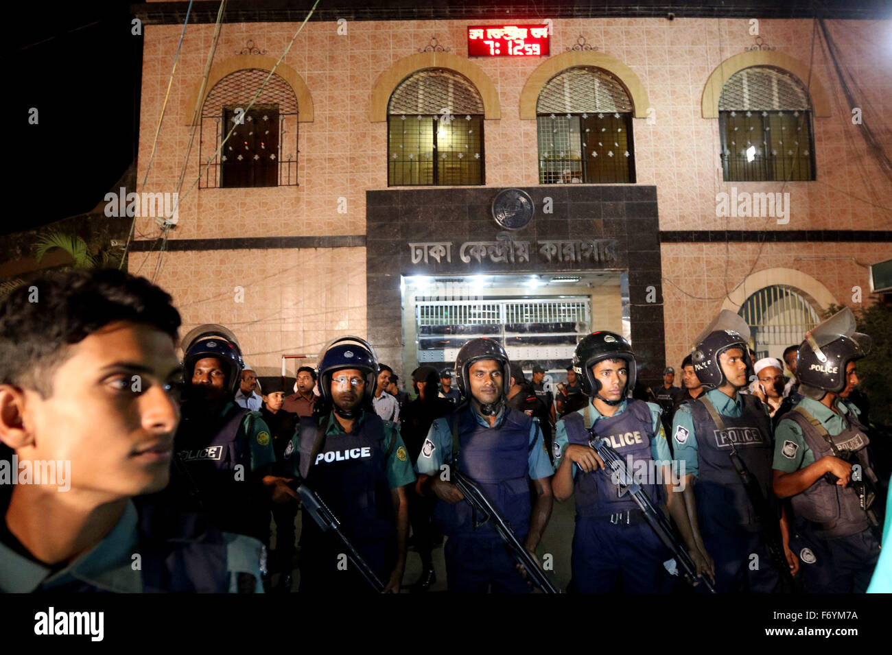 Bangladesh, Dhaka. 22 Novembre, 2015. Bengalese ufficiali di polizia di guardia a Dhaka il Carcere centrale, inizio Novembre 22, 2015 dove nazionalista del Bangladesh di leader di partito Salahuddin Quader Chowdhury e gruppo Jamaat-e-Islami Segretario generale Ali Ahsan Mohammad Mujahid sono stati eseguiti per i crimini di guerra commessi durante il 1971 guerra di indipendenza con il Pakistan dopo il loro ultimo disperato implorazioni di clemenza sono stati respinti. Centinaia di polizia era di stanza al di fuori del carcere a Dhaka il quartiere vecchio di impalcature dove era stata preparata per eseguire la coppia. Foto Stock