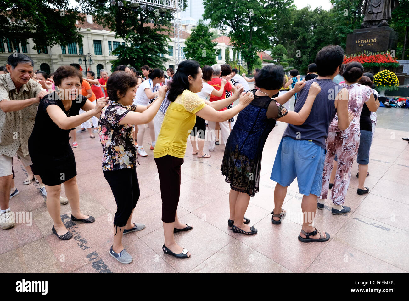 Membri di Hanoi risate Yoga Club raccogliere ogni mattina all'Ly tailandese al monumento vicino al lago Hoan Kiem Foto Stock