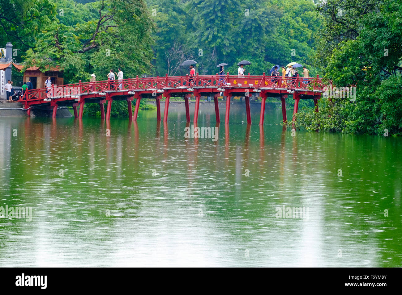 Il Huc ponte sul lago Hoan Kiem ad Hanoi, Vietnam Foto Stock