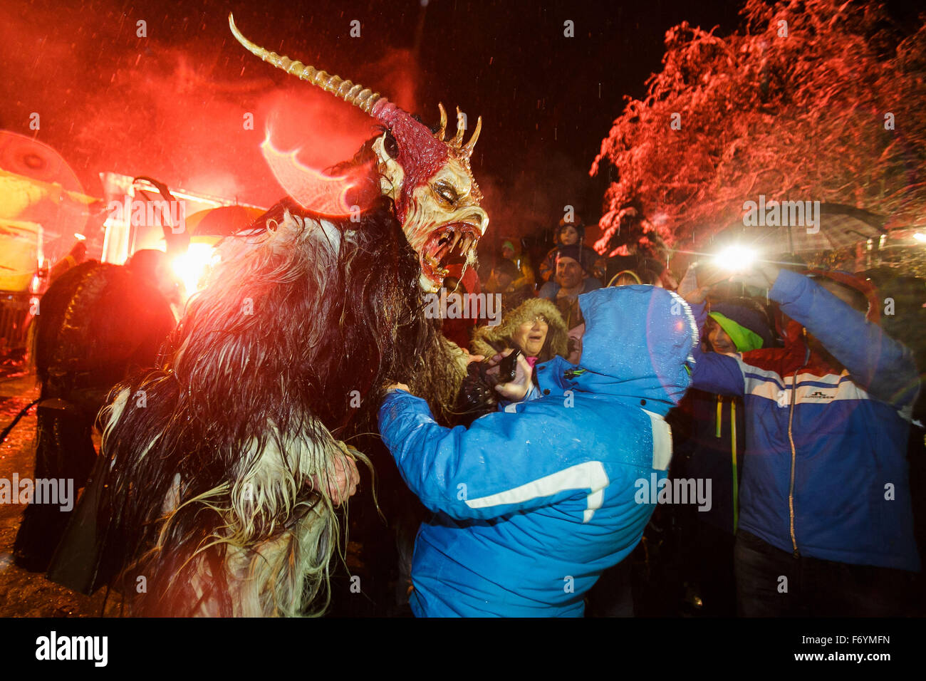 Goricane, Slovenia. Xxi Nov, 2015.Un partecipante vestiti come i Krampus creatura curiosi spaventa durante i Krampus raccogliendo in Goricane, Slovenia, nov. 21, 2015. Quattrocento partecipanti in 20 gruppi dalla Slovenia, Austria, Italia e Croazia hanno partecipato alla quarta edizione del raduno Krampus nel villaggio di Goricane. In Europa centrale il folklore alpino, Krampus è una creatura demoniaca tradizionalmente seguito San Nicola e angeli la sera del 5 dicembre. Esso spinto su bambini che non sono stati buoni durante l'anno. (Xinhua/Luka Dakskobler) Credito: Xinhua/Alamy Live News Foto Stock