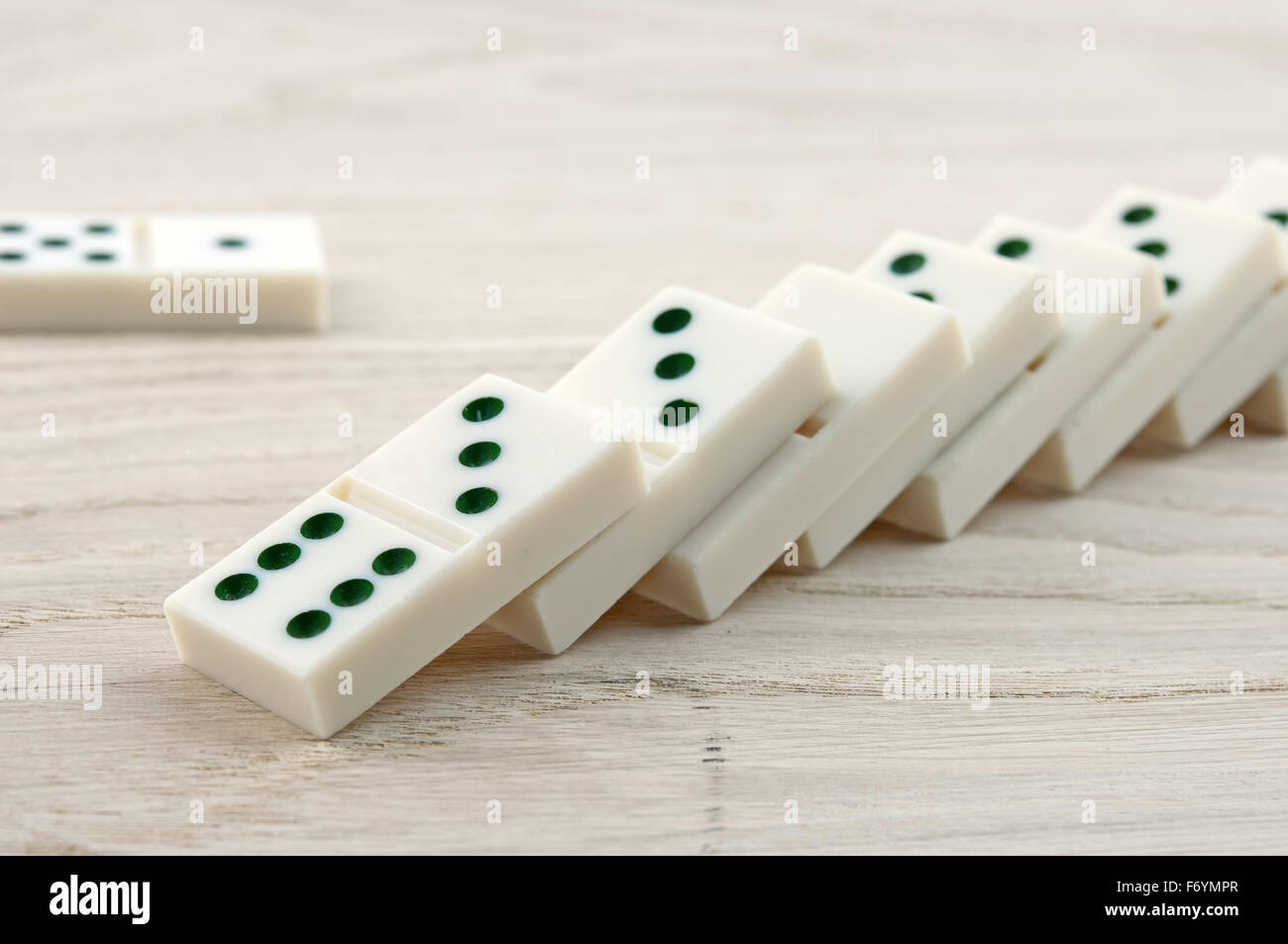 Vista superiore del domino gioca su un tavolo di legno Foto Stock