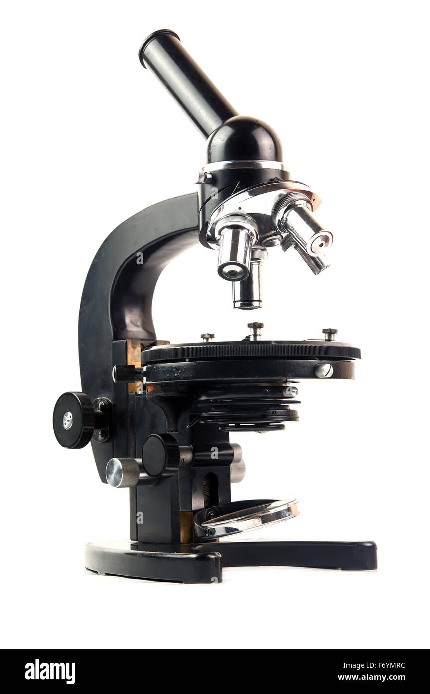 Microscopio vecchio isolato su sfondo bianco Foto Stock