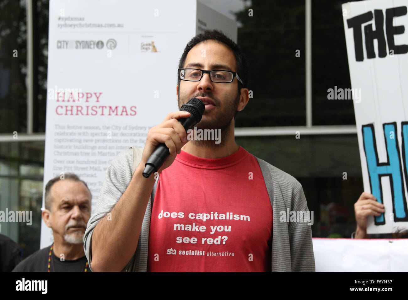 Sydney, Australia. Il 22 novembre 2015. Nella foto: Omar Hassan, dal socialista parla alternativa a recuperare Australia contro-protesta. A poche centinaia di persone si sono stretti presso l'anfiteatro romano di Martin Place, Sydney come parte di una giornata di manifestazioni in tutta la nazione a sostegno dell'Australia via della vita e contro la Islamification dell Australia e la minaccia del terrorismo, soprattutto dopo l'assedio di Sydney. Credito: Richard Milnes/Alamy Live News Foto Stock