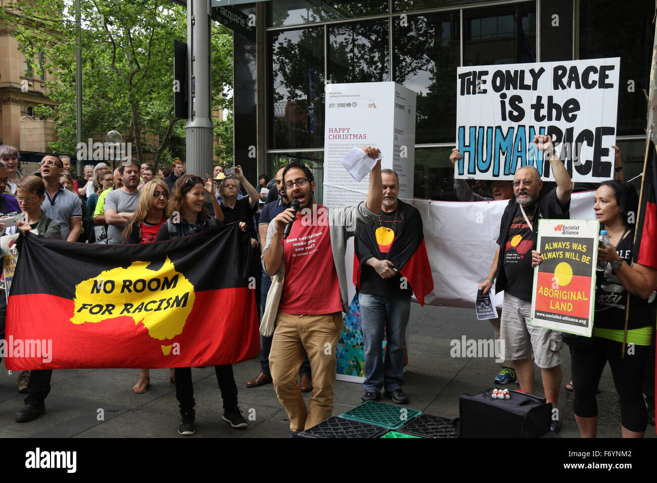 Sydney, Australia. Il 22 novembre 2015. Nella foto: il contatore-manifestanti che dicono di essere contro il razzismo e l'islamofobia". A poche centinaia di persone si sono stretti presso l'anfiteatro romano di Martin Place, Sydney come parte di una giornata di manifestazioni in tutta la nazione a sostegno dell'Australia via della vita e contro la Islamification dell Australia e la minaccia del terrorismo, soprattutto dopo l'assedio di Sydney. Credito: Richard Milnes/Alamy Live News Foto Stock