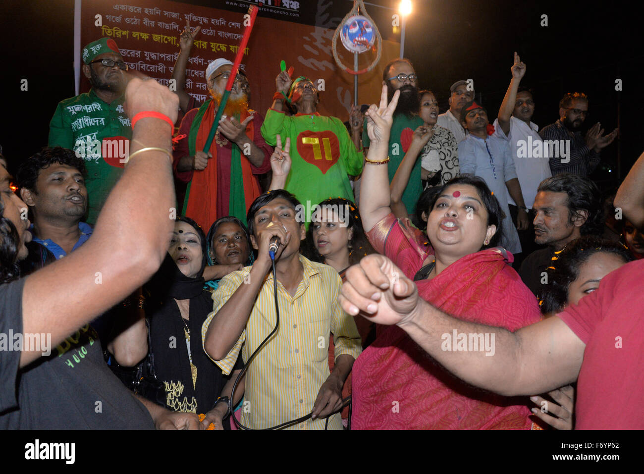 Dacca, Bangladesh, XXI Nov, 2015. Ganajagaran Mancha festeggiano a Shahbagh a Dhaka dopo le esecuzioni di BNP leader Quader Salauddin Chowdhury e gruppo Jamaat leader Ali Ahsan Mohammad Mujahid per 1971 i crimini di guerra in tarda notte di domenica. Credito: Mamunur Rashid/Alamy Live News Foto Stock