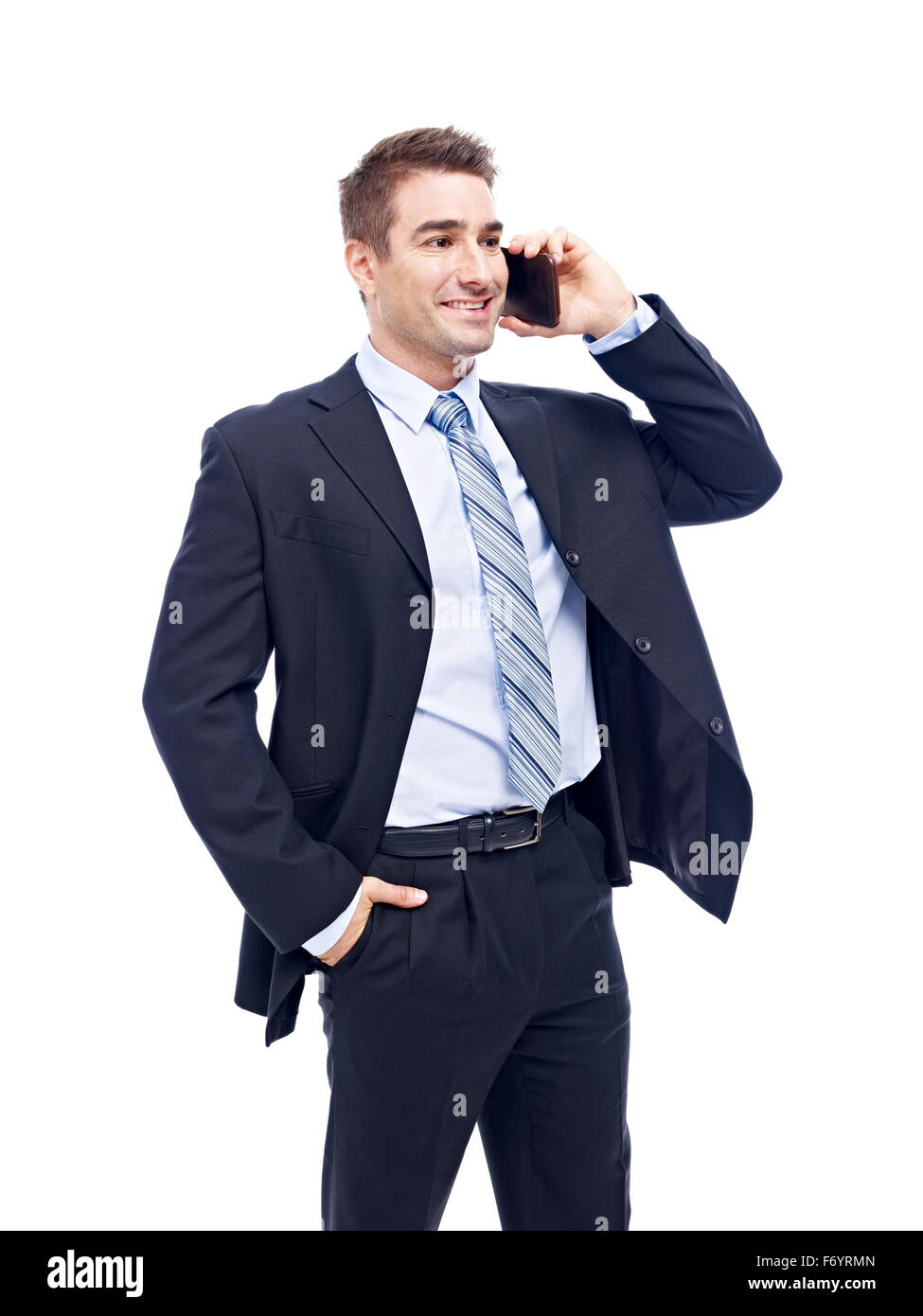 Business caucasico persona parlando al cellulare, felice e sorridente Foto Stock