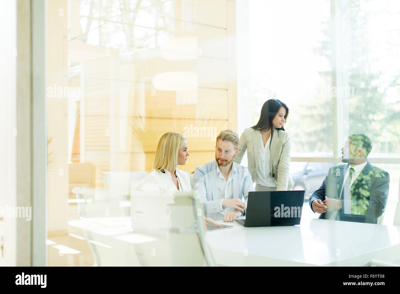 Multietnica di persone che lavorano in ufficio Foto Stock