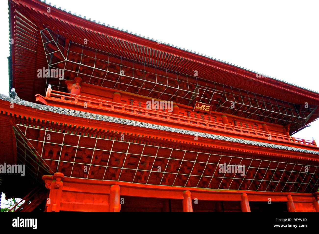 Una vista superiore del santuario giapponese in legno e colori spettacolari Foto Stock