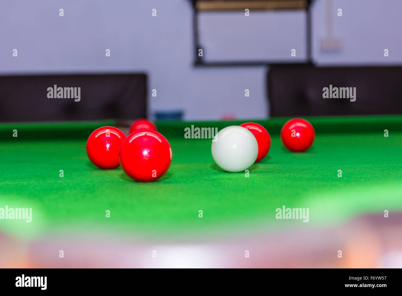 Snooker sfera sul tavolo da biliardo Foto Stock