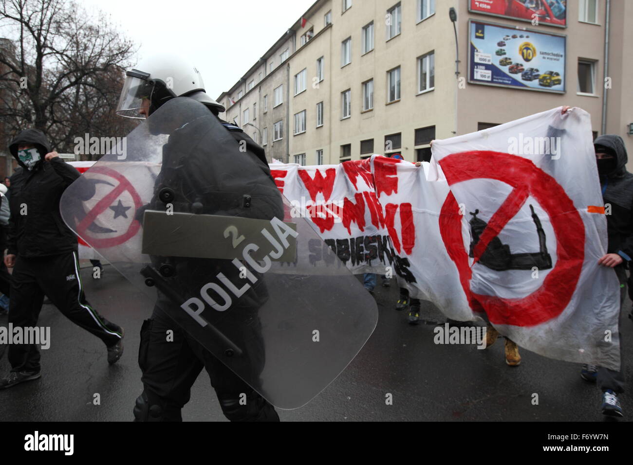 Gdansk, Polonia 22nd, nov. 2015 tumulti durante anti-immigrati marzo organizzato dalla estrema destra attivisti e Lechia Gdansk football club tifosi in Gdansk. È arrivato il momento di tafferugli con la polizia, diverse persone sono state arrestate. I manifestanti hanno gridato xenofoba e razzista slogan contro i seguaci dell Islam, calpestato anche la bandiera dell'Unione europea Credito: Michal Fludra/Alamy Live News Foto Stock