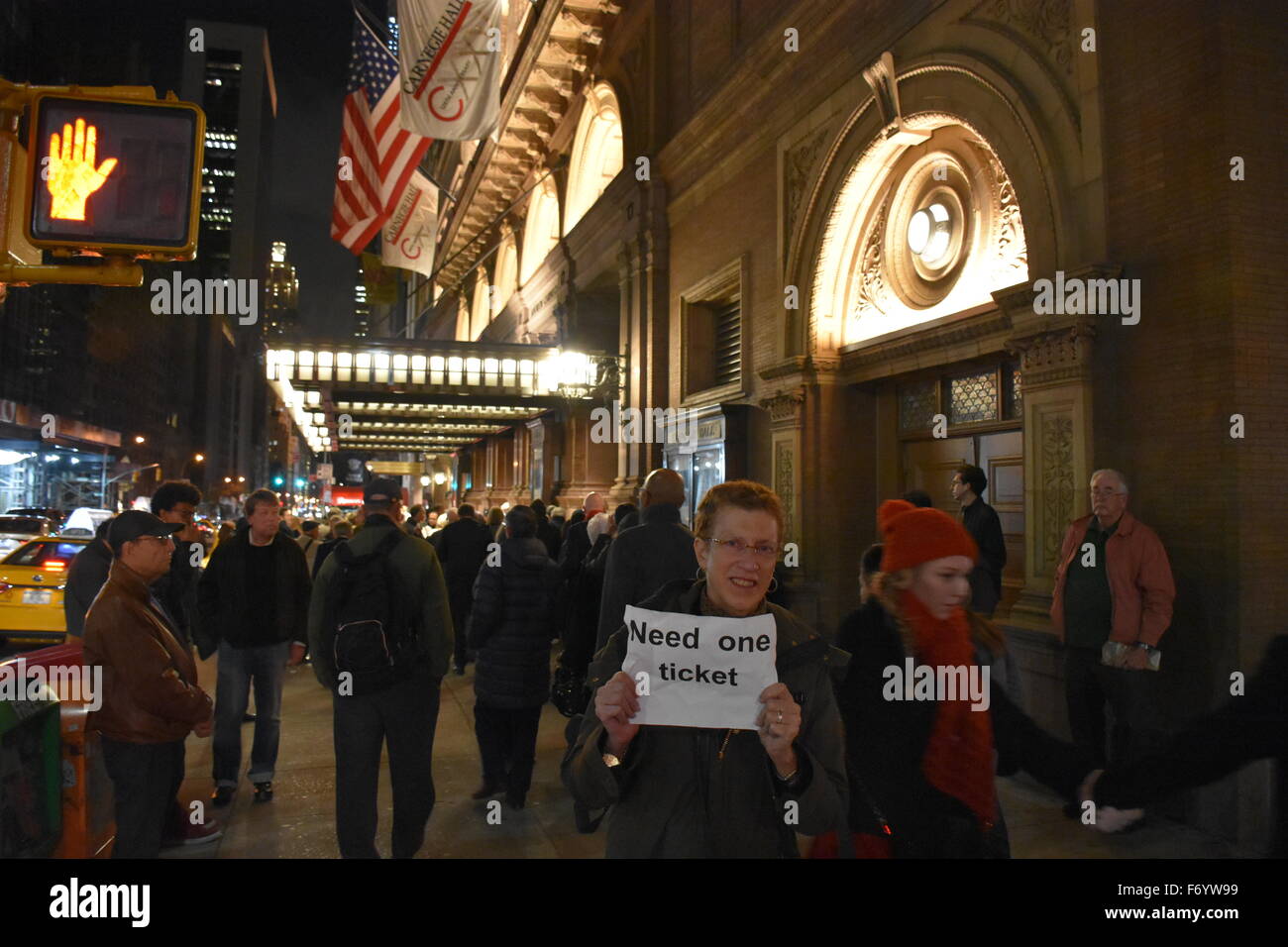 New York, Stati Uniti d'America. Xxi Nov, 2015. Una donna tenendo un cartello che recita "bisogno di un biglietto d' si trova di fronte a Carnegie Hall di New York, Stati Uniti d'America, 21 novembre 2015. Decine di amanti della musica sperando di sentire Simon Rattle e i Berliner Philharmoniker guardato per i biglietti per il sold-out il concerto del sabato. La Filarmonica di Berlino è stata celebrata a New York. Credito: dpa picture alliance/Alamy Live News Foto Stock
