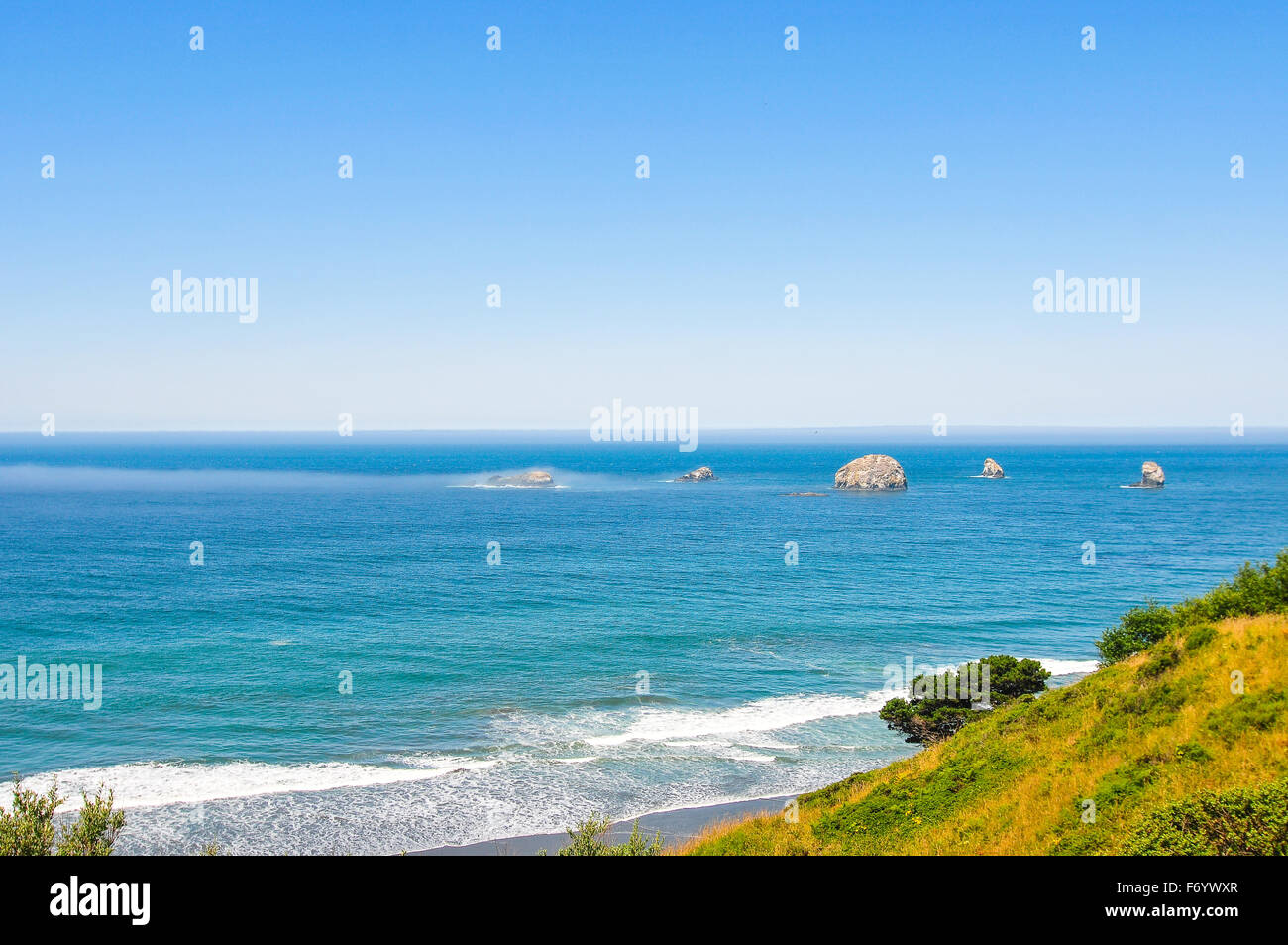 Vista mare dal mare nei pressi di Oregon con massicce rocce nel mare. Foto Stock