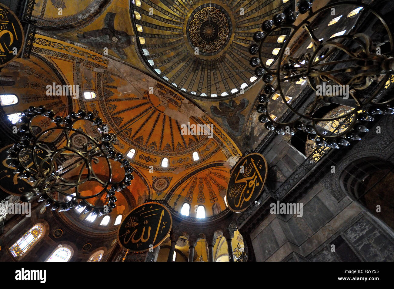 Le cupole e i lampadari all'interno di Hagia Sophia (Aya Sofya), Istanbul, Turchia Foto Stock