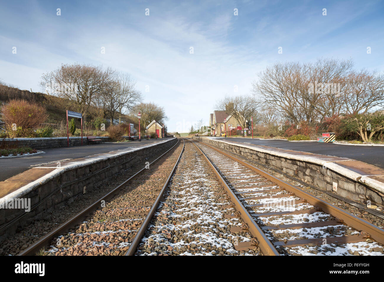 Hortin in Ribblesdale stazione ferroviaria con treno binari paralleli andando nella distanza. Foto Stock