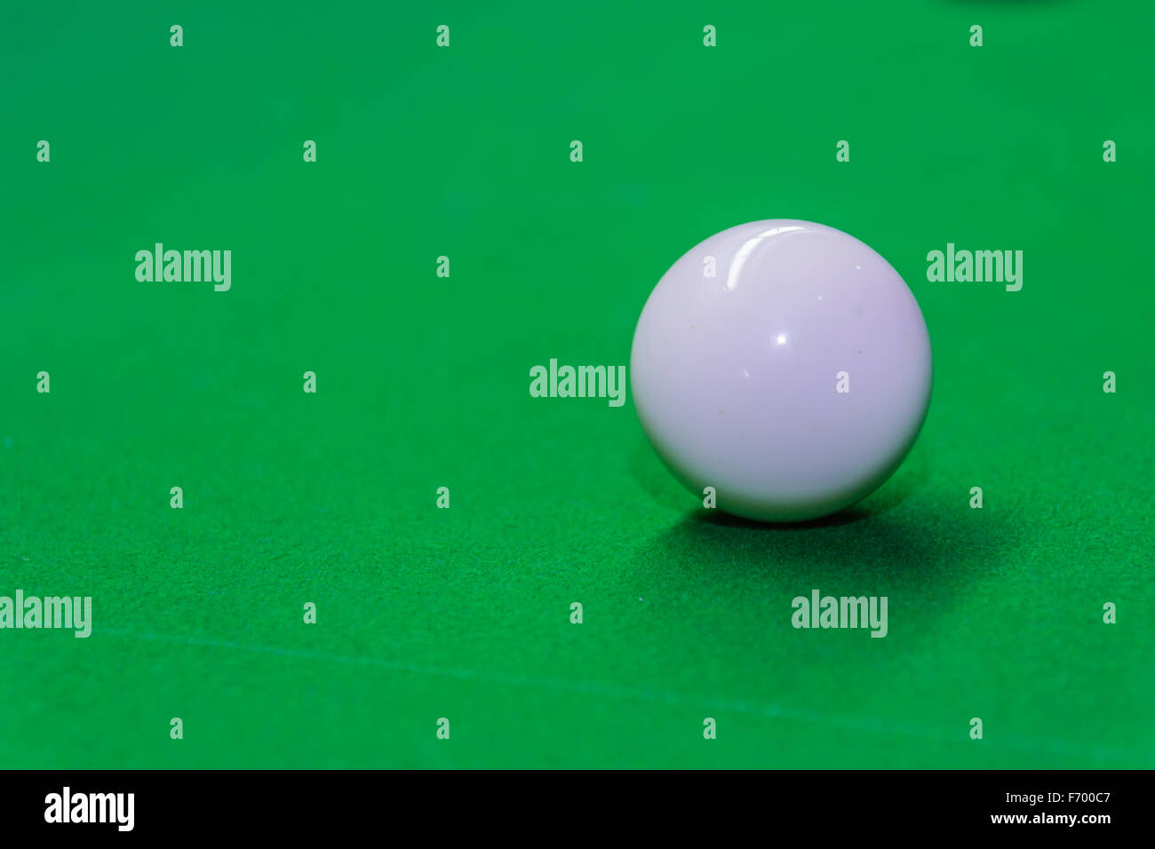 Snooker sfera sul tavolo da biliardo Foto Stock