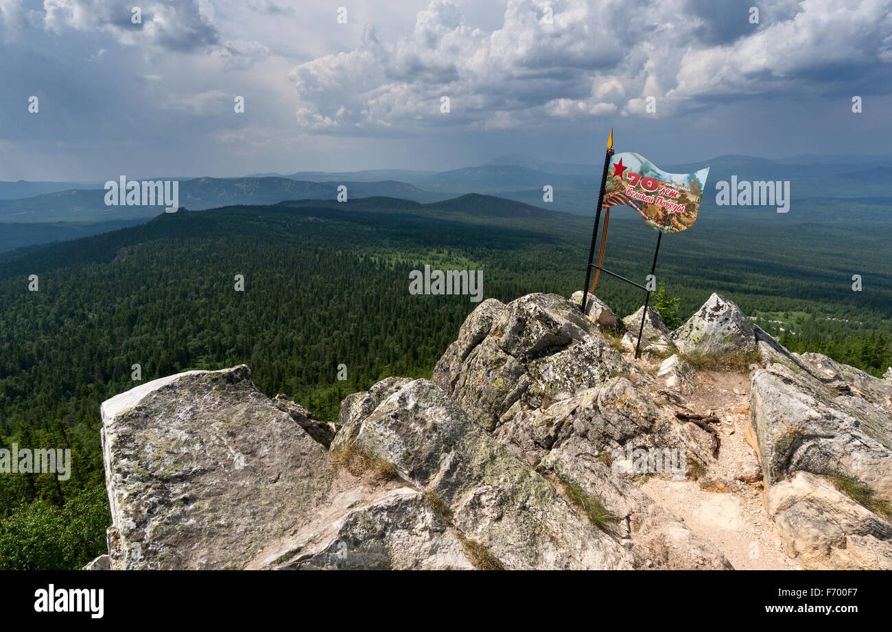 Memorial segno sulla vetta della montagna. Installato in onore di vittoria nella Seconda Guerra Mondiale Foto Stock