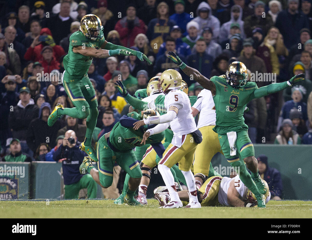 Boston, Massachusetts, USA. Xxi Nov, 2015. Notre Dame difensori rush il Passirio durante il NCAA Football azione di gioco tra il Boston College Eagles e la Cattedrale di Notre Dame Fighting Irish al Fenway Park di Boston, Massachusetts. Notre Dame ha sconfitto il Boston College 19-16. John Mersits/CSM/Alamy Live News Credito: Cal Sport Media/Alamy Live News Foto Stock