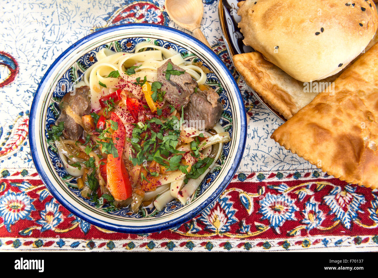 I piatti che utilizzano lamian sono di solito servite in un manzo o castrato insaporito zuppa tāngmiàn chiamato Foto Stock
