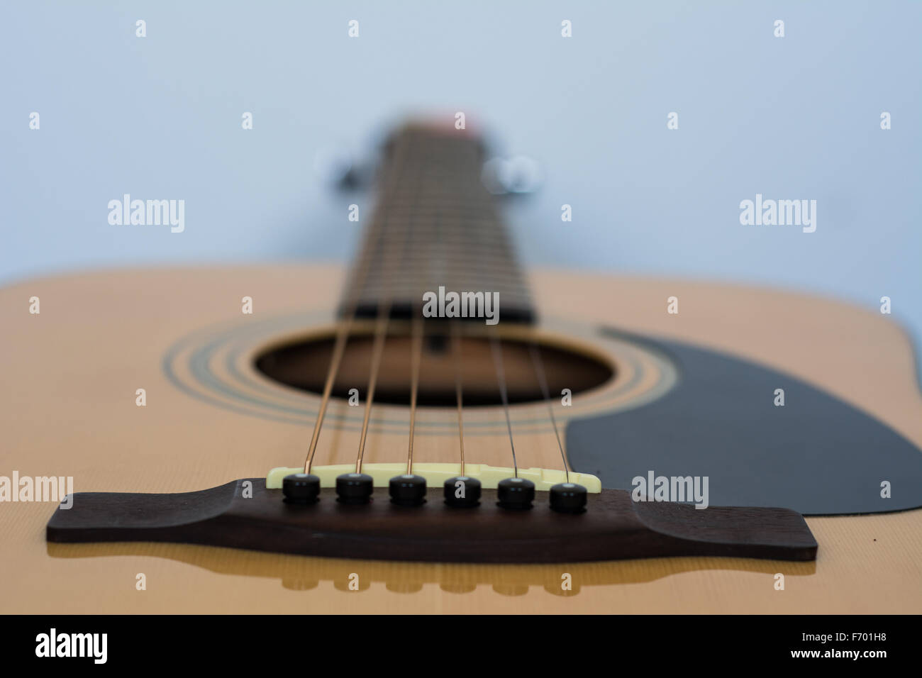 Vista da sotto il ponte di una chitarra acustica Foto Stock