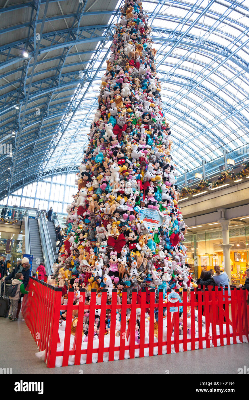 Novembre 2015 - Albero di Natale fatto di giocattoli imbottiti di Disney, London, Regno Unito Foto Stock