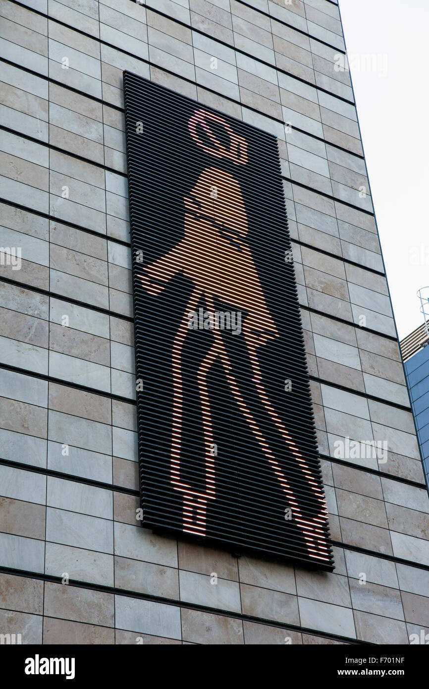 Julian OPIE "Ruth camminando in jeans' 2008 LED Pezzo di arte in Regent's Place, Londra, Regno Unito Foto Stock