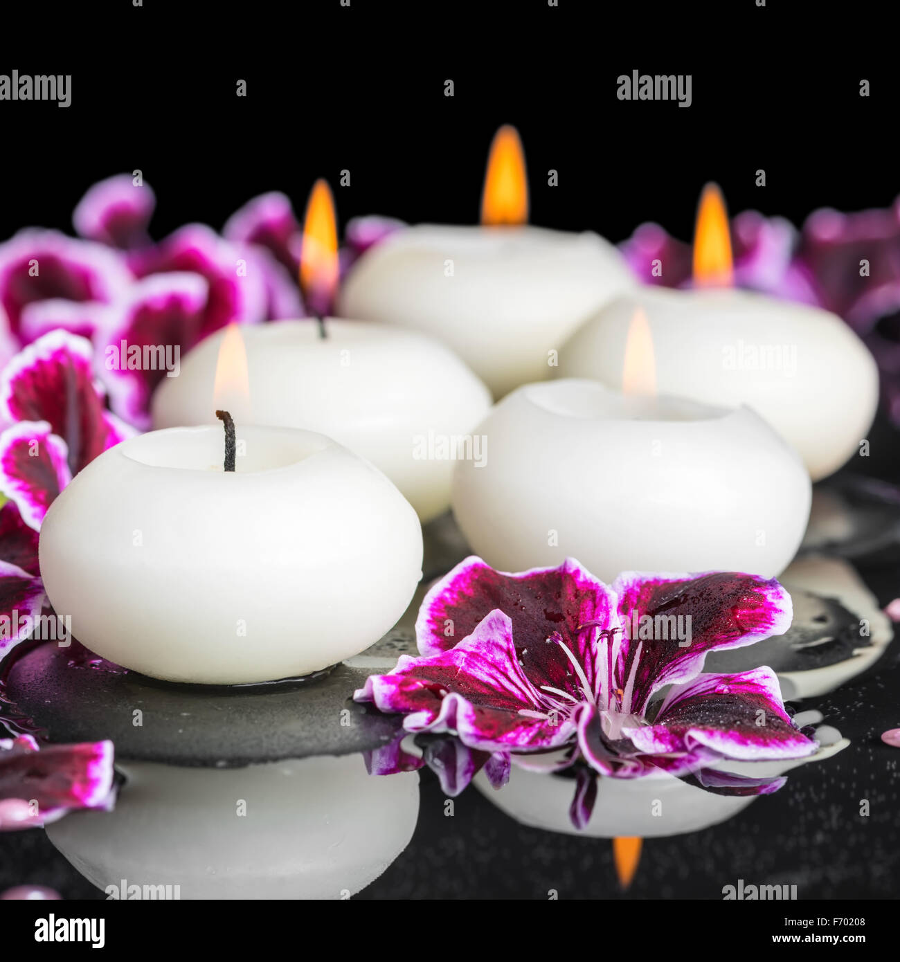 Candele di rose. Candele brucianti rosa e rose rosa in water.Aromatherapy e  spa.Candle Flame. Candele set Foto stock - Alamy