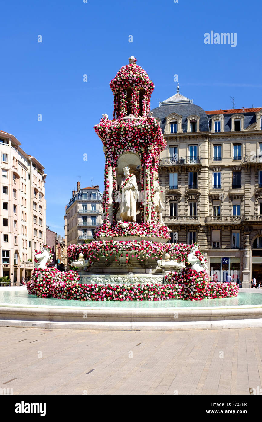 Fontana ricoperta di fiori in Place des Giacobini, Lione, Francia Foto Stock