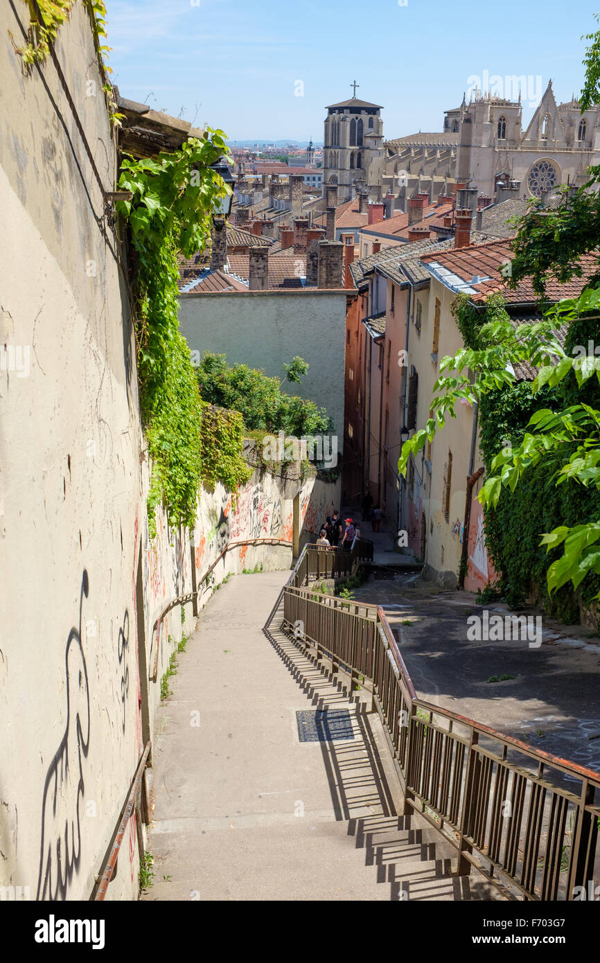 Scale su per la collina da Vieux Lyon alla basilica Notre Dame de Fourviere, Francia Foto Stock