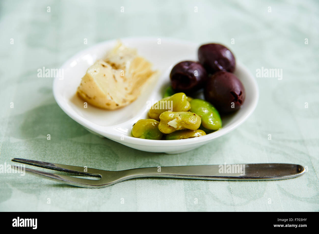 Fava marinato con cuori di carciofo e olive Foto Stock