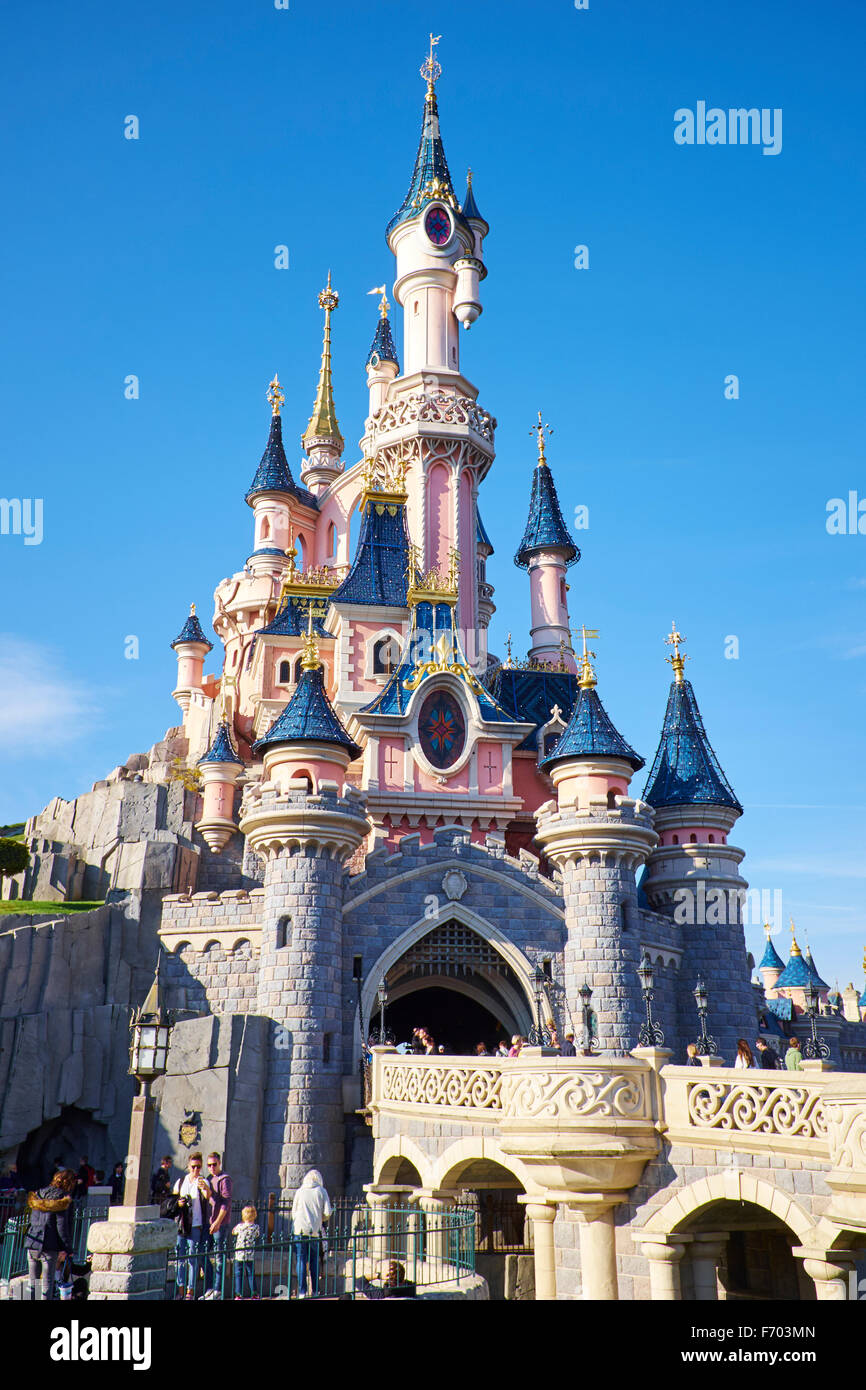 Sleeping Beauty Castle entro il Fantasyland Disneyland Paris Marne-la-Vallée Chessy Francia Foto Stock