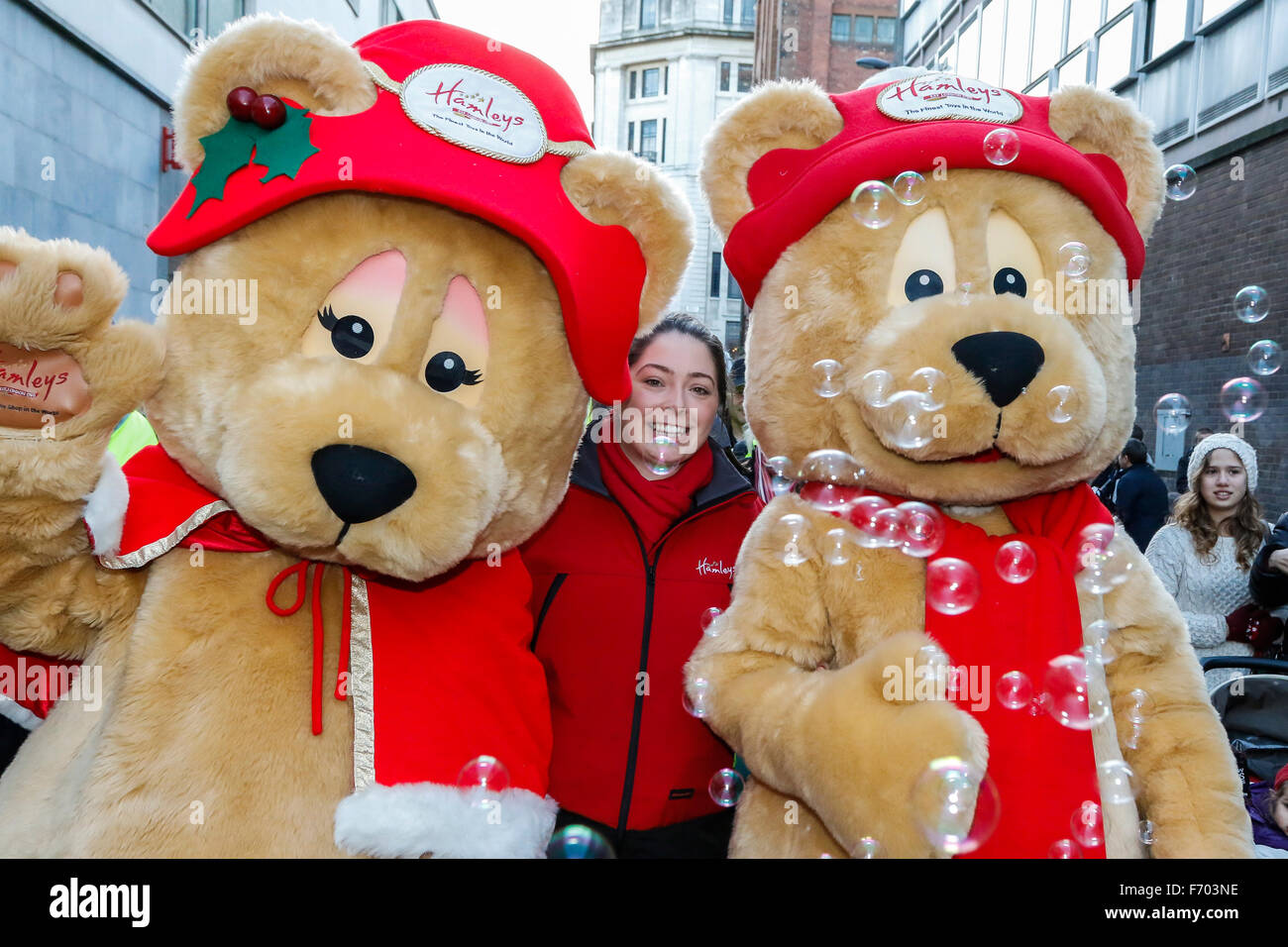 Glasgow, Regno Unito. 22 Novembre, 2015. Come un inizio di stagione festiva molte persone hanno iniziato il loro shopping natalizio a Buchanan Street, Glasgow - noto anche come Glasgow Stile del miglio. Per aggiungere alle feste stagionali, mentre George Square è stata decorata, Glasgow City Council ha organizzato una Xmas carnevale di oltre 400 musicisti, ballerini e attori in costume, in un centro città processione dopo aver eseguito nello stile di miglio. Credito: Findlay/Alamy Live News Foto Stock